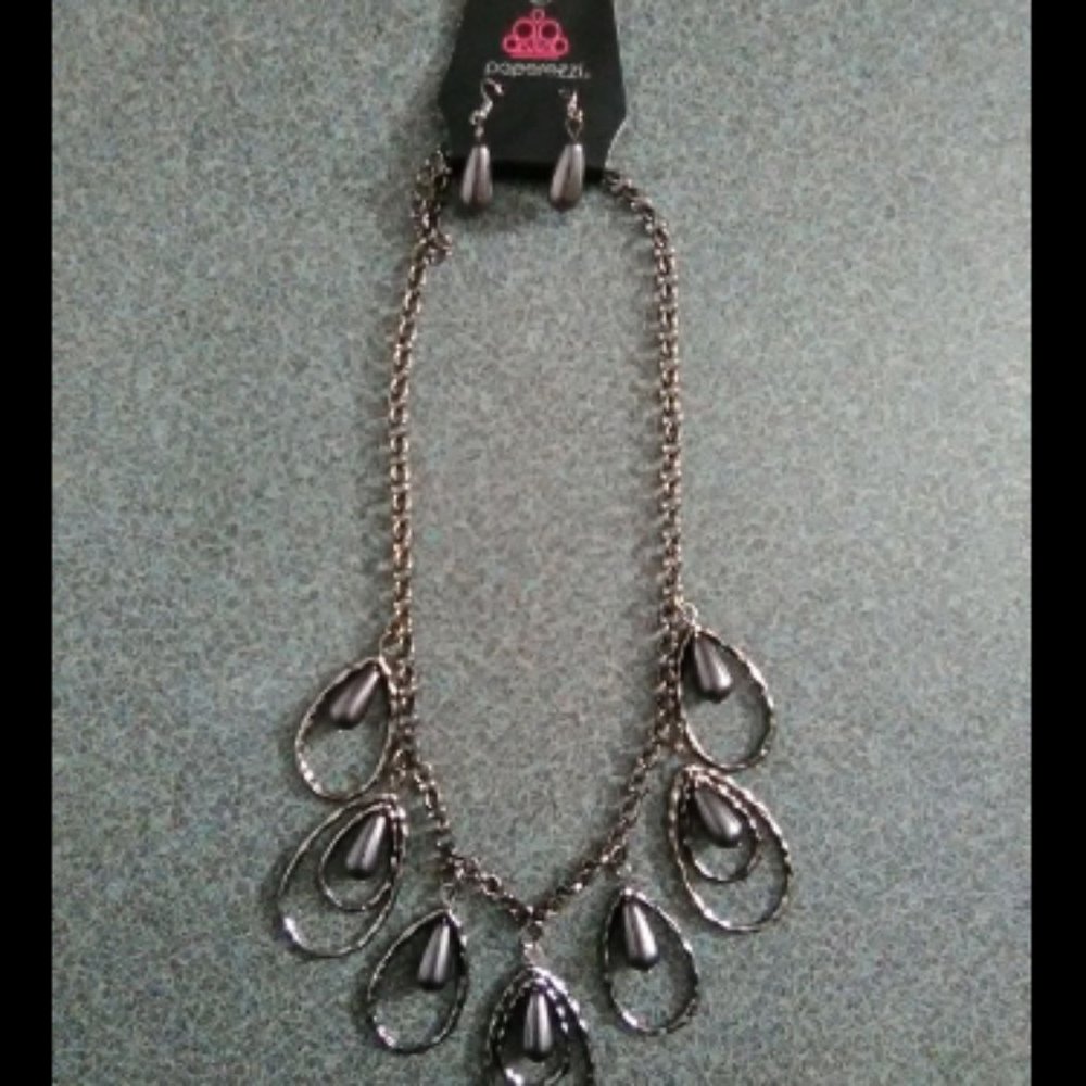 Paparazzi Jewelry Necklace & Earrings